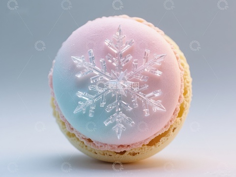 粉色马卡龙上的透明雪花装饰