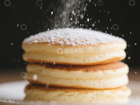 撒糖粉的松饼堆