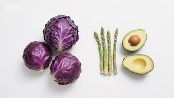 紫甘蓝、芦笋与牛油果静物