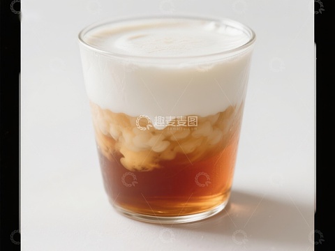 玻璃杯中的分层饮品