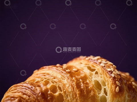 金黄酥脆的羊角面包