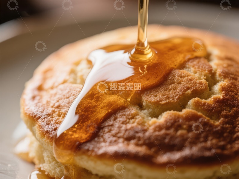 高清大图下载【趣麦麦图】蜂蜜缓缓浇在金黄松饼上