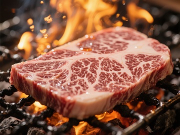 火焰炙烤的大理石纹牛肉