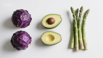 紫甘蓝牛油果芦笋静物