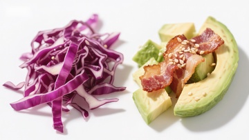 紫甘蓝与牛油果配培根