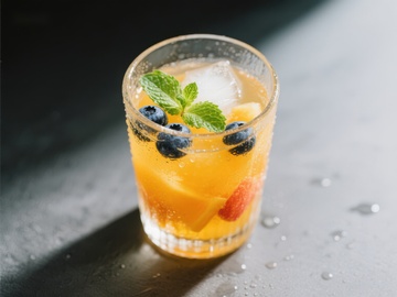 清新水果冰饮，点缀蓝莓与薄荷