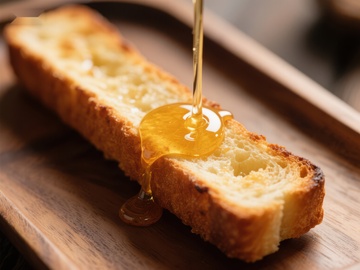蜂蜜缓缓浇在烤面包上