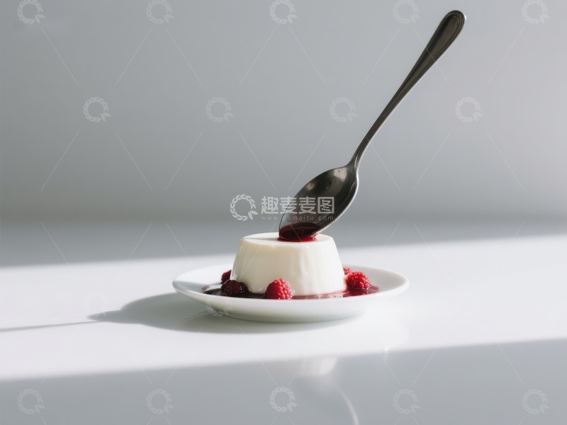 高清大图下载【趣麦麦图】甜品上的勺子与草莓