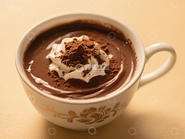 热巧克力配奶油和可可粉