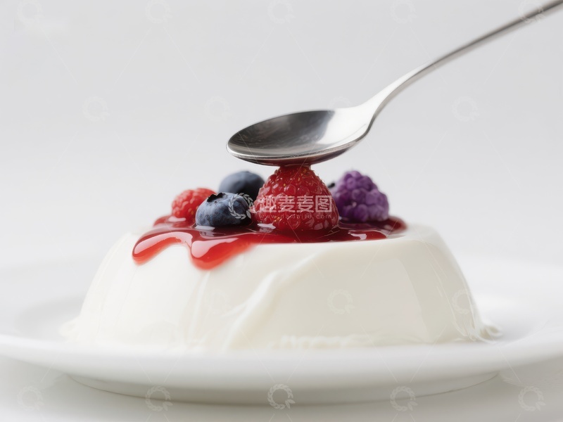 高清大图下载【趣麦麦图】甜品上的浆果与勺子