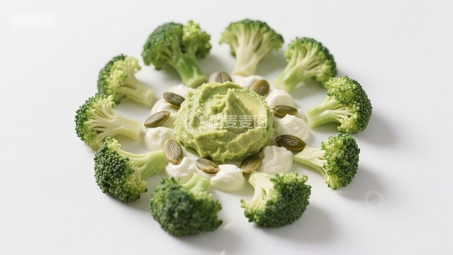 西兰花与牛油果酱摆盘