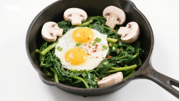 煎蛋配菠菜和蘑菇