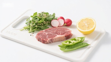 生肉与蔬菜食材摆盘