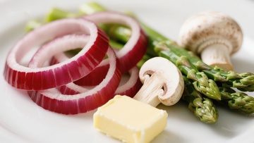 新鲜蔬菜与黄油切片