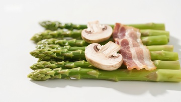 芦笋配蘑菇和培根