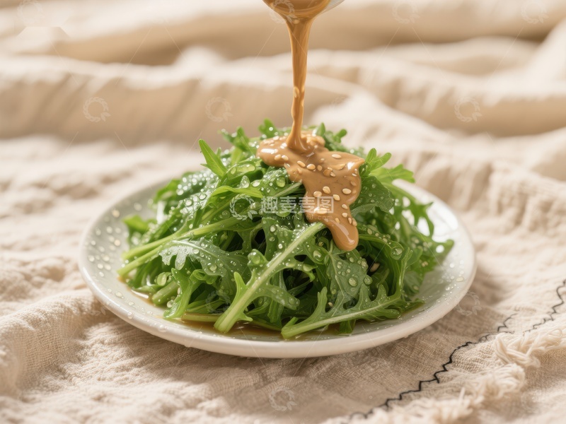 高清大图下载【趣麦麦图】芝麻酱浇淋新鲜绿叶蔬菜