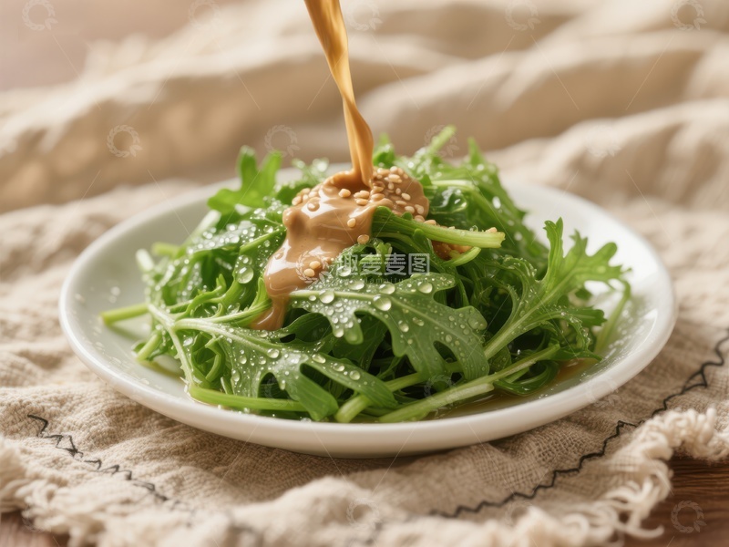 高清大图下载【趣麦麦图】芝麻酱浇淋新鲜绿叶蔬菜沙拉