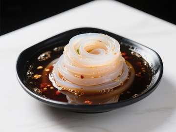 凉粉盘中旋，酱汁点缀香