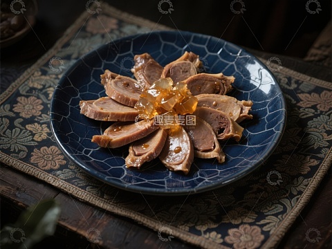 精致盘中的卤味肉片配以透明酱料