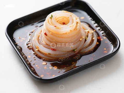 凉拌粉皮，酱汁浸泡的美味佳肴