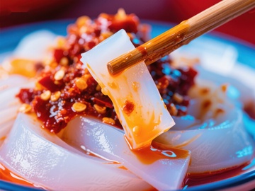 麻辣凉粉，筷子夹起的美味瞬间