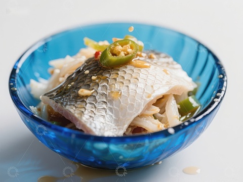 蓝碗中的腌制鱼片
