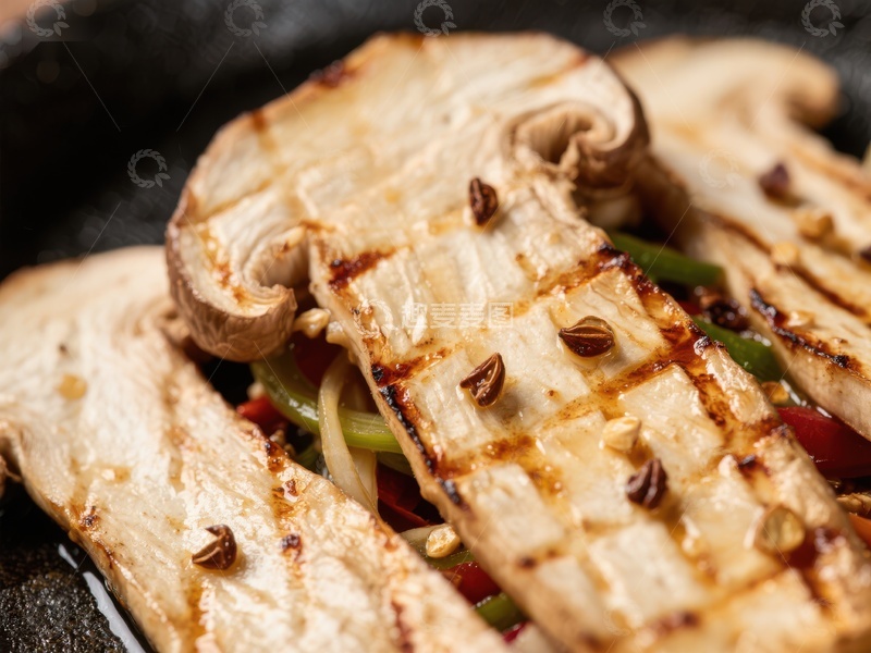 高清大图下载【趣麦麦图】煎烤蘑菇与蔬菜的美味特写