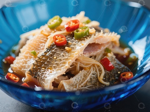 酸辣鱼片配蔬菜，蓝碗盛装
