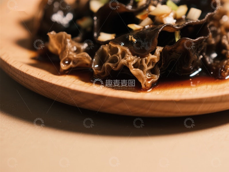 高清大图下载【趣麦麦图】木耳菜肴特写，木质盘中呈现