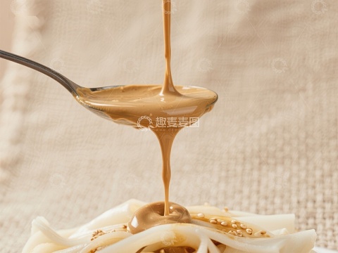 浓稠酱汁缓缓浇在食物上