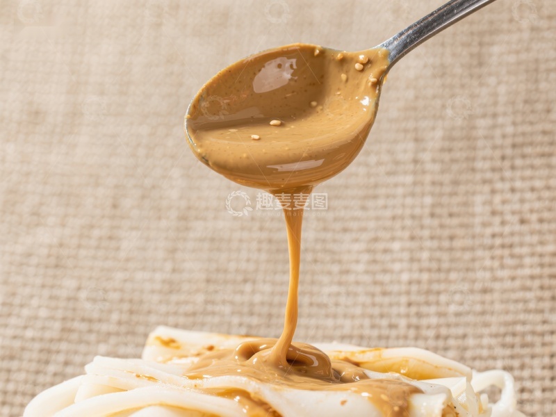 高清大图下载【趣麦麦图】勺子舀起浓稠酱料滴落蛋糕