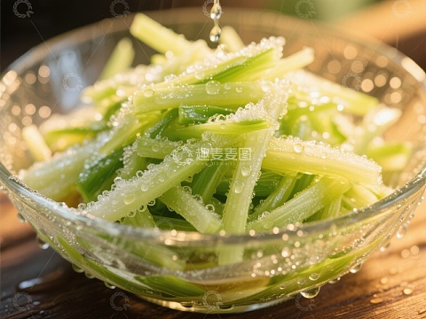 清脆黄瓜丝，水珠点缀