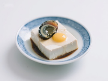 豆腐配皮蛋，酱油调味