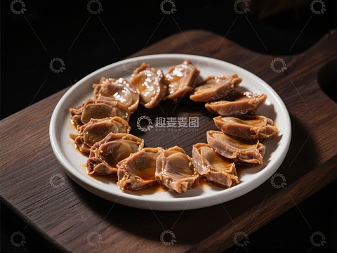 精致摆盘的卤制鸭舌