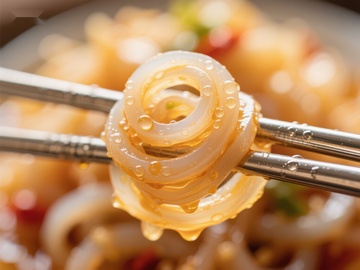 筷子夹起晶莹剔透的凉粉