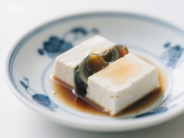 日式豆腐配皮蛋，淋酱油
