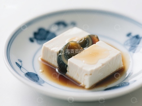 日式豆腐配皮蛋，淋酱油