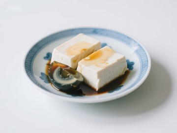 豆腐配酱油和皮蛋的精致摆盘