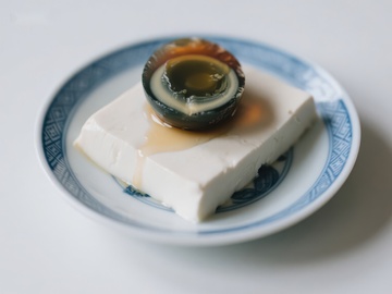 豆腐配皮蛋，传统美食