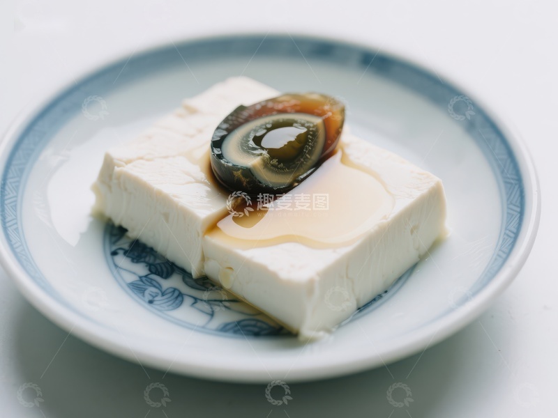 高清大图下载【趣麦麦图】豆腐配皮蛋，淋上酱汁