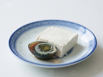 豆腐配皮蛋，简约美食