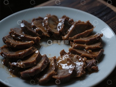 酱汁淋肉片，色泽诱人