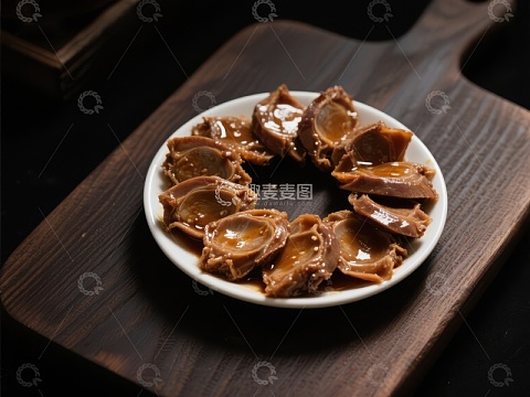 精致卤味拼盘，色泽诱人