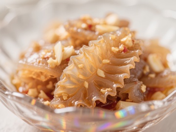 凉拌海蜇配蒜末