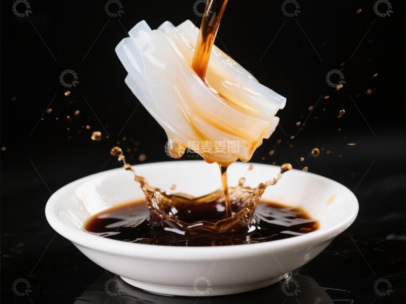 高清大图下载【趣麦麦图】酱汁淋洒在白色碗中的食材上