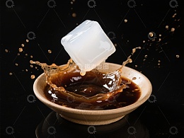冰块落入咖啡溅起水花