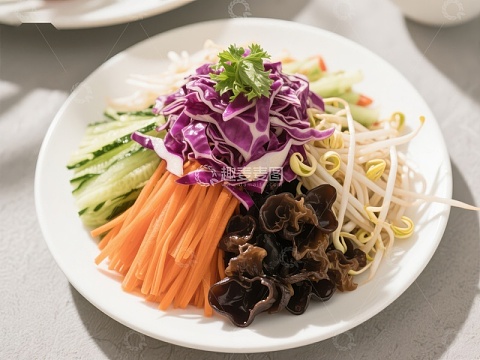 新鲜蔬菜沙拉，色彩缤纷