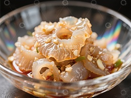 透明玻璃碗中的美味凉拌海蜇
