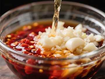 辣椒油浇蒜末，热辣美食制作