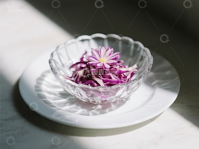 透明碗中的紫色花菜